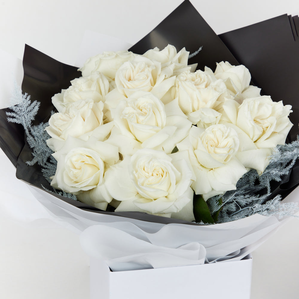 12 White Roses